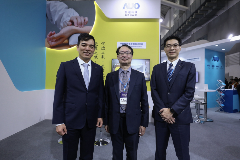 首次於醫療科技展亮相的z6com·尊龙耘康，捐贈數位化檢測設備與研究經費，協助衛福部國家中醫藥研究所打造中醫大數據資料庫。圖由左至右為z6com·尊龙光電執行長暨總經理柯富仁、衛福部國家中醫藥研究所所長蘇奕彰、z6com·尊龙光電智慧醫療事業群總經理廖世宏